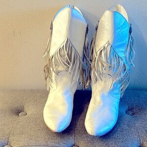 White Leather Cowgirl Low Heeled Boots. Size 9.5